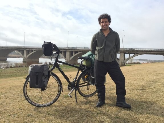 Gonzalo Pérez enseña la bicicleta con la que emprenderá esta aventura. :: Marta Muñoz 