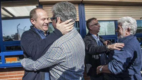 Maximiano Alcón e Ignacio Huertas reciben el abrazo de sus compañeros tras salir de prisión