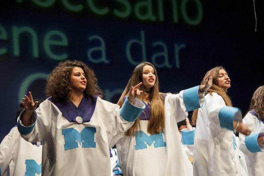 Tres componentes de la murga juvenil del colegio Diocesano San Atón, ayer en el López. :: Pakopí