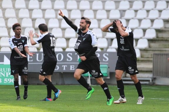 Pajuelo celebra su gol de ayer en el Nuevo Arcángel. :: opta