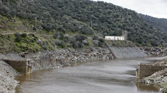 Vista del bombeo de trasvase de agua que está ubicado en el río Almonte:: L.C.
