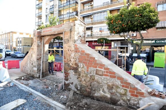 Recuperación del antiguo arco en ruinas por el que ahora se accederá a la plaza. :: david palma