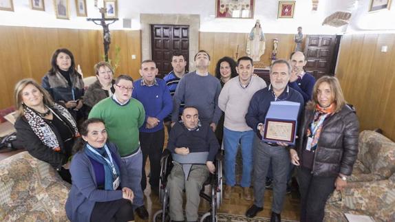 Las guías, junto a los internos y el superior de Cruz Blanca.