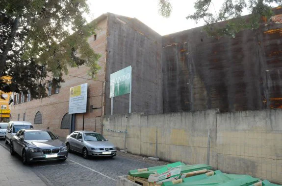 Vista actual del solar donde se va a desarrollar la ampliación del Museo de Arte Romano. :: brígido