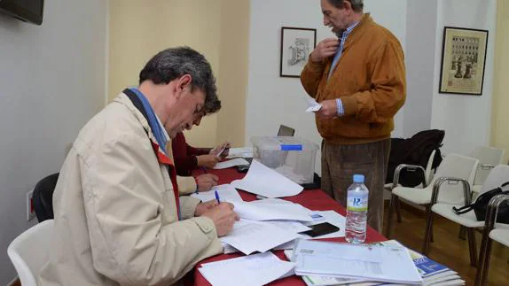 Soriano (de pie) obtuvo ayer 81 de los 90 votos depositados