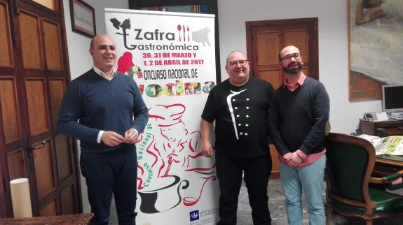 Presidente y vicepresidente de Zafra Gastronómica con el alcalde. :: i. c.