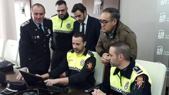 Agentes de la Policía Local analizan los datos recabados:: F.H: