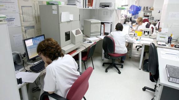 Imagen de archivo de uno de los laboratorios del Hospital Infanta Cristina de Badajoz.