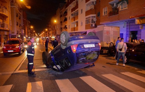 Espectacular vuelco de un coche en Badajoz