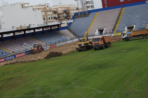 Las obras del cambio de césped ya han comenzado. :: @EXT_UD