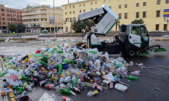 Trabajos de limpieza de la Plaza de San Atón ayer. :: c. moreno