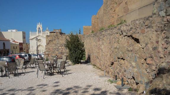Las fisuras del tramo de muralla de la Alcazaba son perceptibles a simple vista.