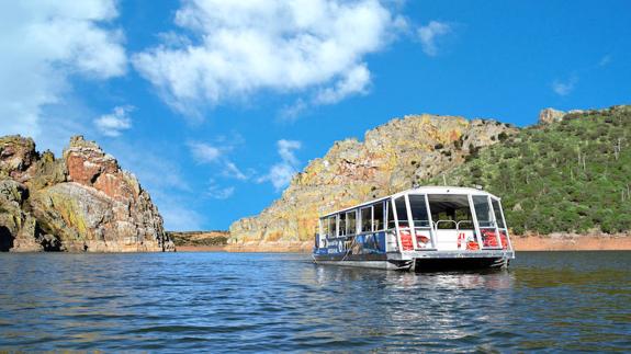 Un barco similar al que navegará por Monfragüe, pasando junto a los Canchos de Ramiro.