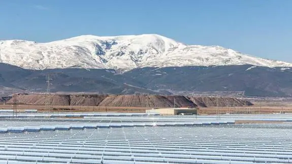 Campos de colectores solares de Andasol 3 con la nieve al fondo.