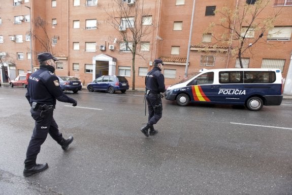 Agentes de la Policía Nacional patrullando ayer por la tarde en Aldea Moret. :: lorenzo Cordero