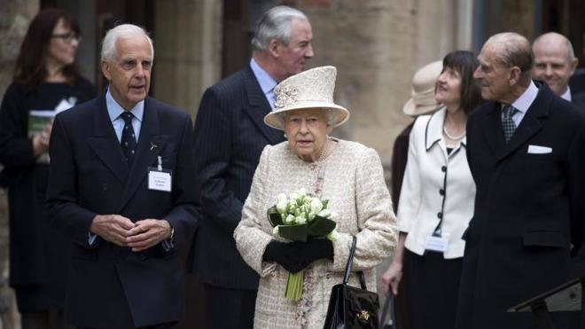 El bolso 'espía' de Isabel II