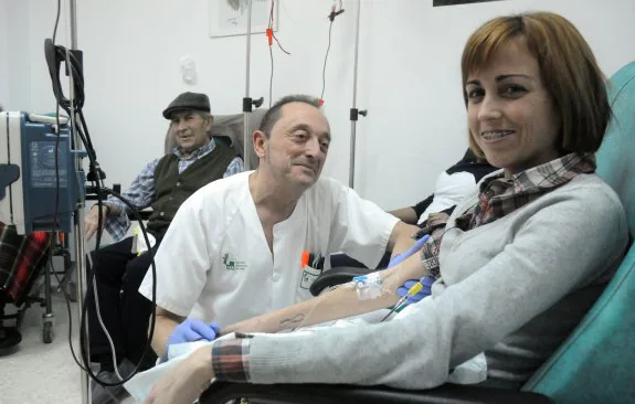 Nuria, en la sala de transfusiones del Hospital de Mérida. :: brígido