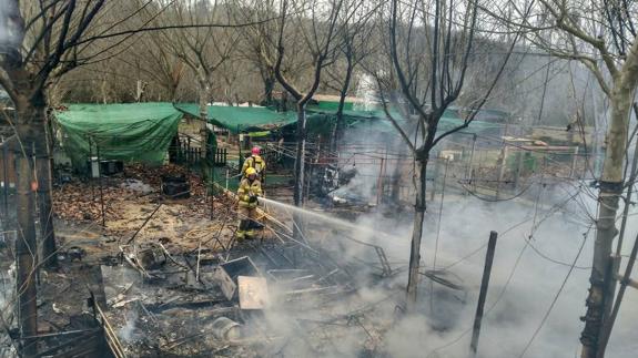 El fuego destruye catorce caravanas en un camping de Losar de la Vera