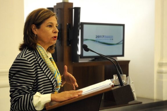 La consejera de Hacienda, Pilar Blanco-Morales, en la presentación de los Presupuestos de 2017. :: brígido