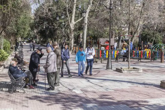 Cacereños paseando por Cánovas. :: hoy