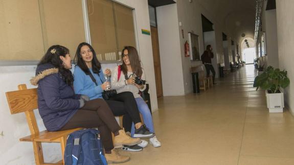 Estudiantes en la Facultad de Ciencias de la Documentación y la Comunicación