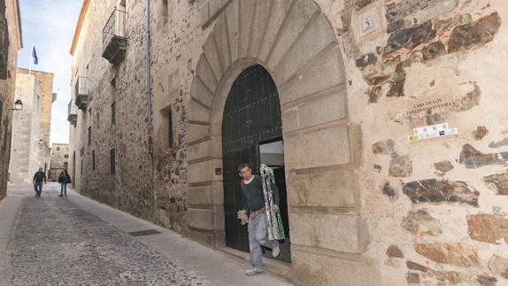 Fachada de la casa de los Paredes-Saavedra. :: 