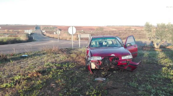 Un coche termina en la rotonda