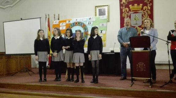 El colegio Santo Ángel defendió ayer su proyecto. :: g. c.