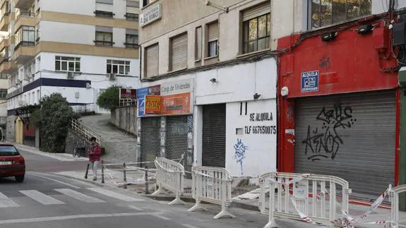 El local del centro de la foto, con fachada de blanco, es el que ocupó el Submarino, en la Plaza de Albatros. 