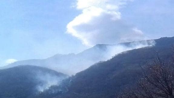 Imágenes del incendio forestal en el término municipal de Rebollar.