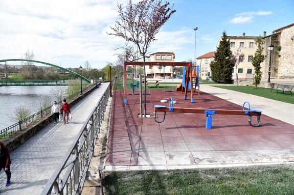 Zona de juegos y nuevo césped tras la iglesia de San Juan :: palma