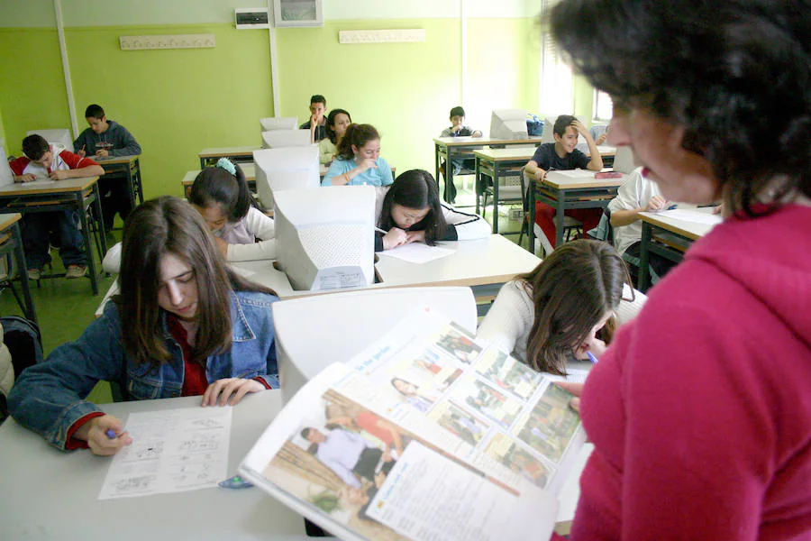 Imagen de archivo de una profesora impartiendo clase bilingüe en inglés en un instituto. :: HOY