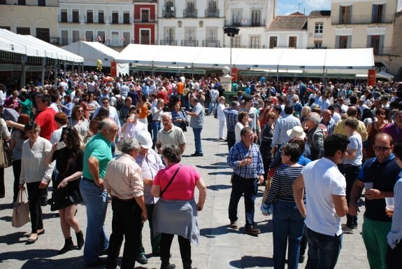La plaza Mayor, durante la Feria del Queso,. :: JSP