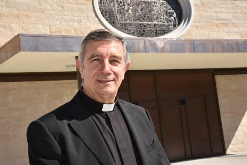 José Luis Retana, frente a la iglesia de su parroquia en Ávila. :: palma