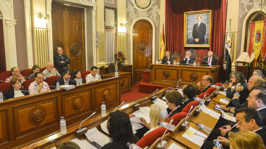 Imagen de archivo de una sesión plenaria del Ayuntamiento de Badajoz. 