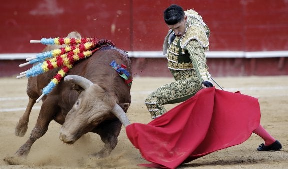 Talavante, durante la faena a su primer toro en el décimo festejo taurino de la Feria de las Fallas, ayer. :: efe