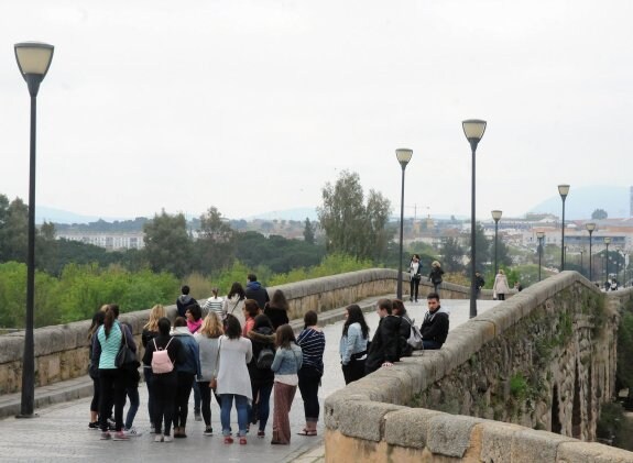 Un grupo de personas en una de las cabeceras del Puente Romano. :: brígido