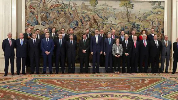 El Rey Felipe VI ha recibido hoy en audiencia en el Palacio de la Zarzuela al Consejo de Administración de la Corporación Empresarial de Extremadura (CEX) con motivo del 25 Aniversario de su creación, acompañado por el presidente extremeño, Guillermo Fernández Vara