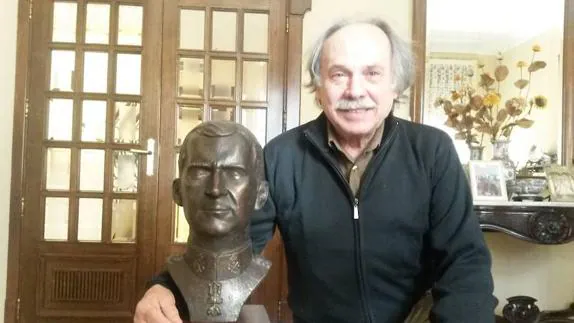 El escultor villanovense Ricardo García Lozano con el busto real. ::