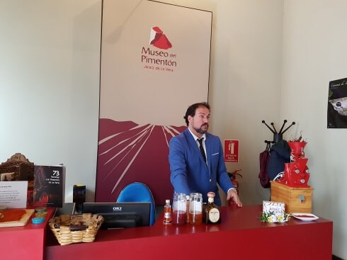 Manuel Jiménez, ayer durante la elaboración del cóctel en el Museo del Pimentón :: MAM