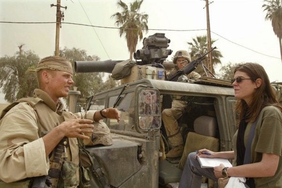 La reportera extremeña conversa con un militar, en uno de los conflictos que ha cubierto. :: archivo personal de mónica garcía prieto