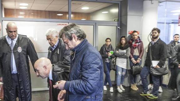 El exdirector, con abrigo azul, y con el pelo blanco el excomercial, en los juzgados durante los días que se celebró juicio.