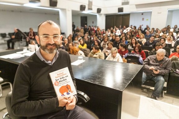 Santandreu ayer antes de comenzar su conferencia. :: jorge rey