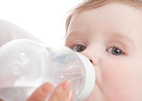 Un bebé toma biberón:: HOY