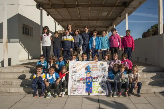 La clase de 4ºB posa con el 'Espanta-acoso'. :: pakopí