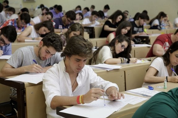 Alumnos realizan la prueba de acceso a la universidad. :: hoy