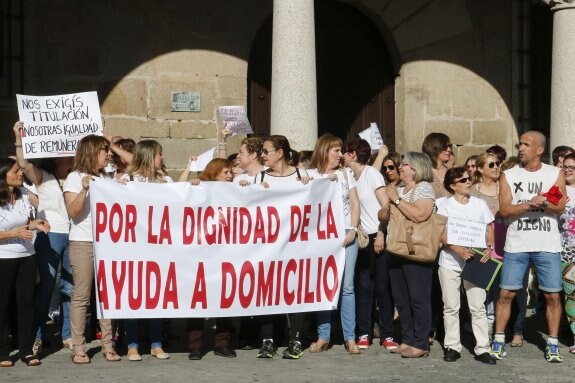 Protesta de auxiliares de ayuda a domicilio en mayo de 2015. :: a. solé