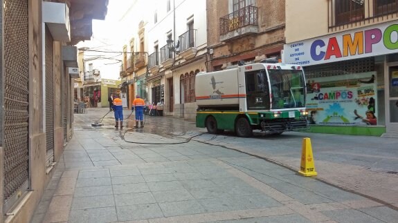 La campaña extraordinaria de limpieza llegó ayer a la Plaza de la Concepción. :: armando méndez 
