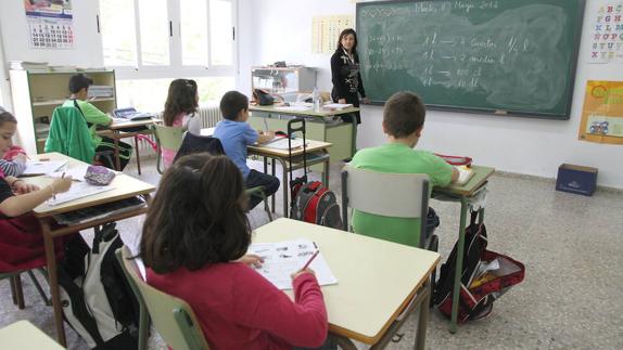 Imagen de archivo de una profesora impartiendo clase en un centro educativo.