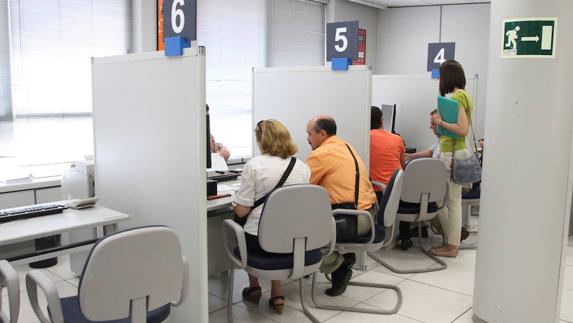 Extremeños haciendo la declaración de la renta.